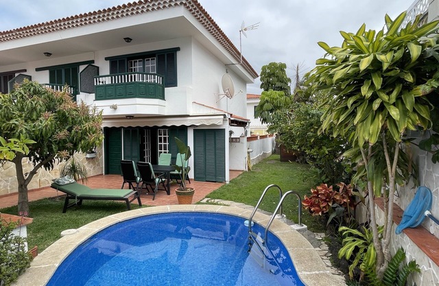 Fantastic end terraced house with private pool and garden in quiet residential area