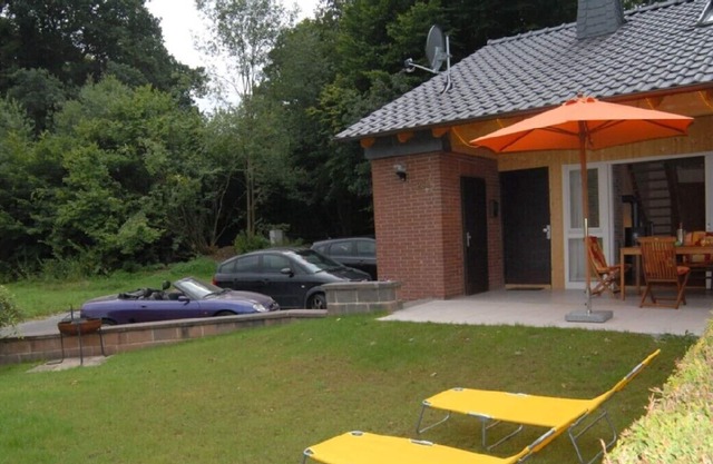 Fantastic Holiday home with jacuzzi and fireplace at the border of a wood