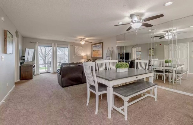 Fantastic Location! Indoor and Outdoor Pools, Hot tub, Golf & Shows!
