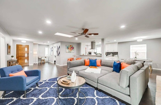 Fantastic Luxury 5BR Retreat with Hot Tub – Minutes from Downtown Dallas