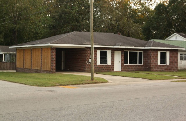 FANTASTIC PRICE ! FOR CHARLESTON! 2 BR HOUSE NO HIDDEN FEES