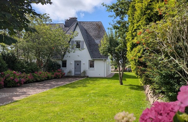 Fantastic semi-detached house directly on the dike!