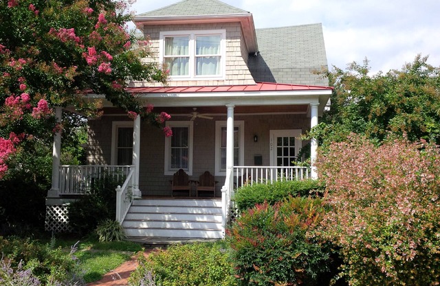 Fantastic Spacious Eastport Home Easy Walk to Everything & Parking for 6 Cars!