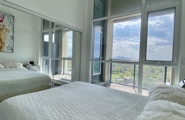 Fantastic View 12ft Ceiling Penthouse/pet Friendly