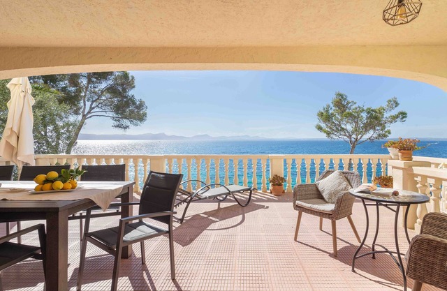 Far Alcanada. Spectacular villa facing the sea in Alcanada