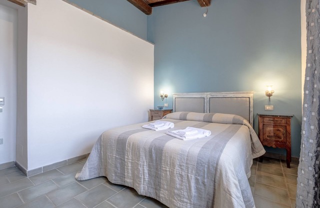 Farmhouse 'Acqua - Agriturismo La Svolta' with Shared Garden, Wi-Fi and Air Conditioning