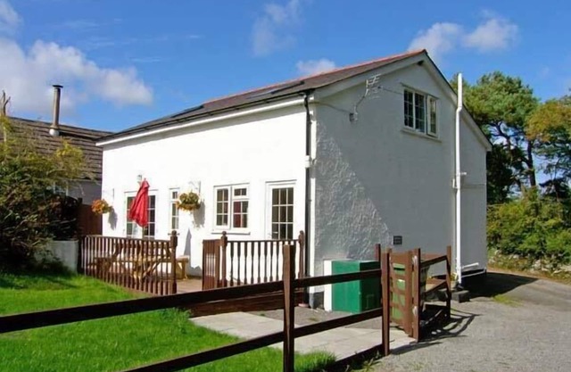 FARMHOUSE COTTAGE, pet friendly, with a garden in Pentraeth