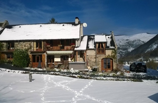 Farmhouse Gite In Beautiful Mountain Location, Heated Pool & Hot Tub.