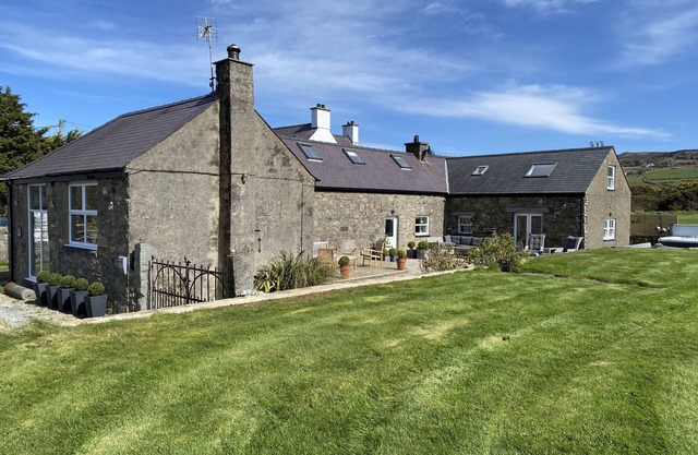 FARMHOUSE, pet friendly, country holiday cottage in Nefyn