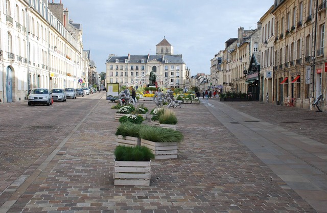 "Fauteuil Rouge" ground floor apartment, 18th century building, pedestrian square