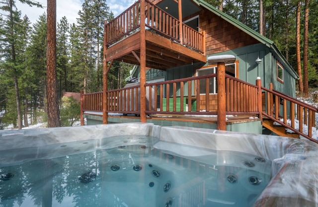 Feather and Pine - Darling Cabin In Serene Setting