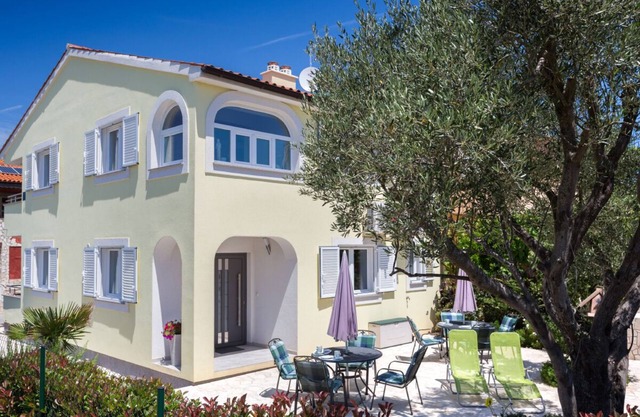 Feel-good vacation home right by the sea, 80m from the beach, family-friendly