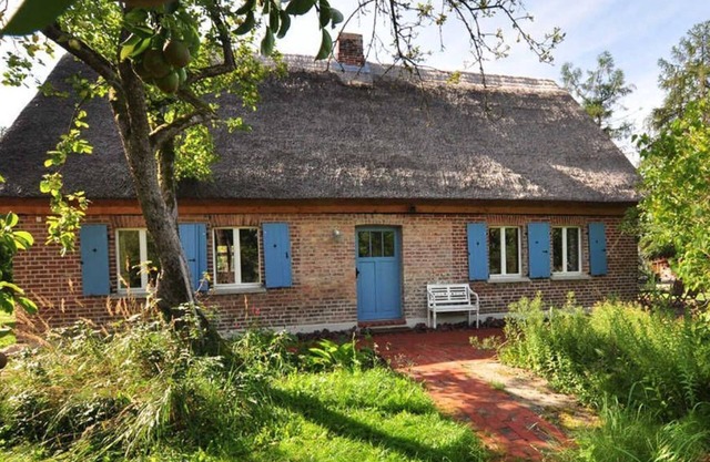 FeHa - Historic thatched cottage with trailer and large orchard