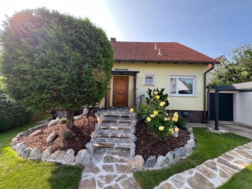 Ferienhaus Limes Carnuntum mit Terrasse und Garten