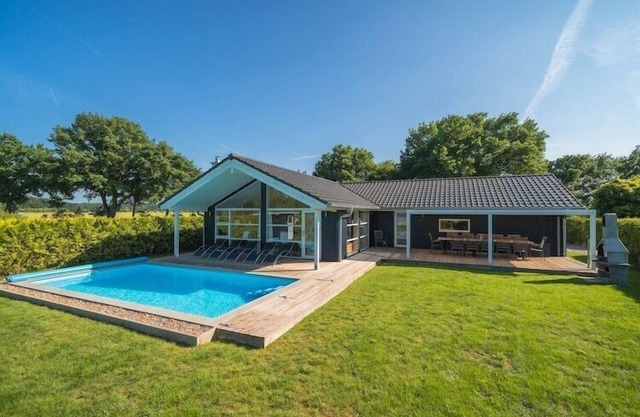 Ferienhaus mit Pool und Sauna am Duemmer See