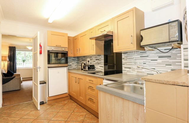 FERNLEIGH VILLA ANNEXE, pet friendly, with pool in Upwell