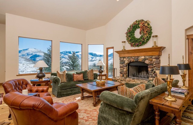 Festive Dates Available! Spacious Mountain Home with WIFI, Pool Table, and Panoramic Views