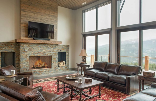 Festive Dates Available! Posh 5 bedroom Home with Beautiful Lone Peak Views and Hot Tub