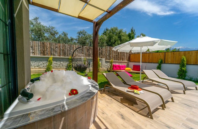 FETHİYE SEYDİKEMERDE 2+1 JAKUZİLİ, ÖZEL HAVUZ VE BAHÇELİ VİLLA