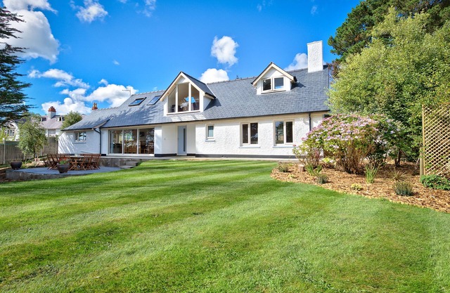 Few mins walk from the beach! Large detached house, stunning sea views, hot tub!