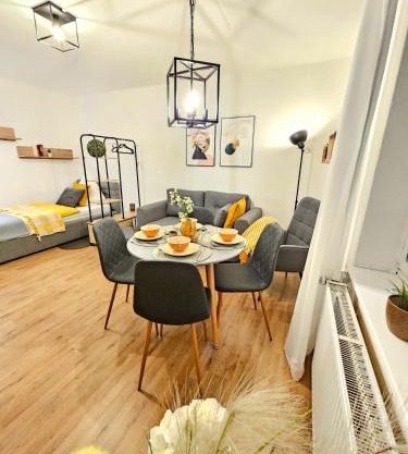 Fewo Honey, ganze Ferienwohnung mit 3 Schlafzimmern, Waschmaschine,Businesswohnung, Monteurzimmer