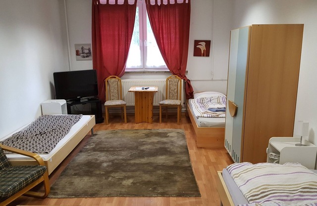 FEWO-NEUBEEREN 2 (2 rooms, 7 single beds)