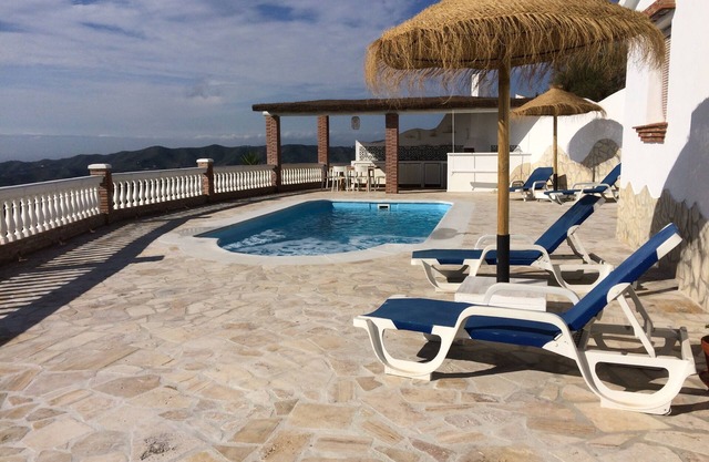 Finca with a fantastic view of the sea and the mountains