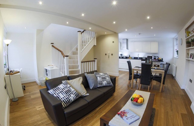 Finchley central - Spacious 2-3 bedroom triplex apartment