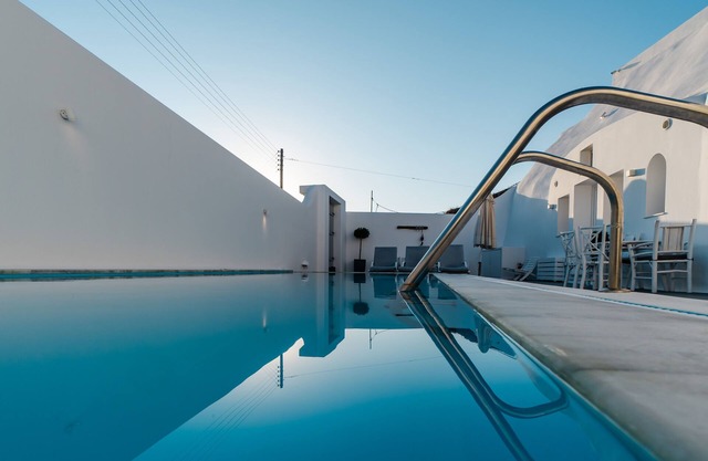 Fira-cave-sleeps 13-parking-pool-pet Friendly
