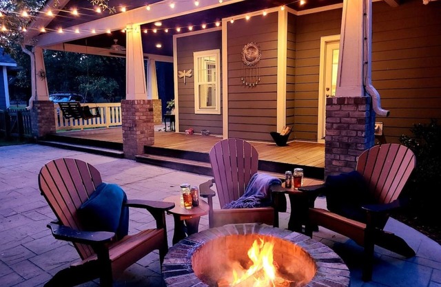 Firefly Cottage with Cozy Fire pit, porch swing & King bed in SouthernPines