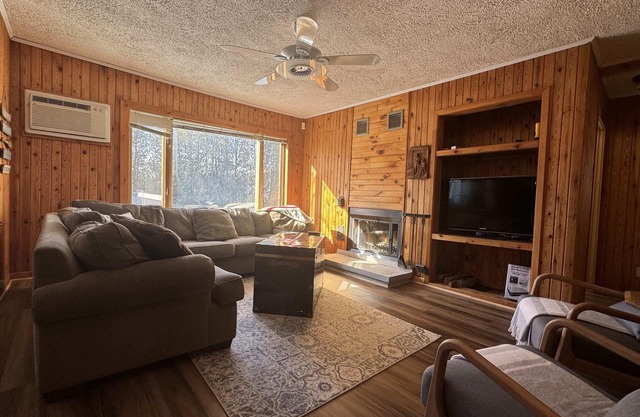 Fireplace, beach access, pet friendly