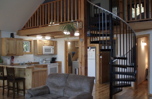 Fireweed Guesthouse! Relaxation with a view. Cannabis and pet friendly!