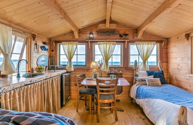 Fisherman's Cabin, beach front, Artist, Fishing, Glacier, Kayaking, Bear Viewing