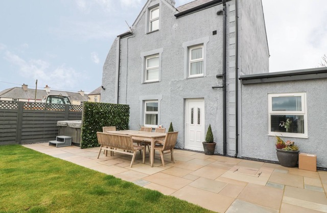 FISHERMANS COTTAGE, pet friendly, with hot tub in Malltraeth