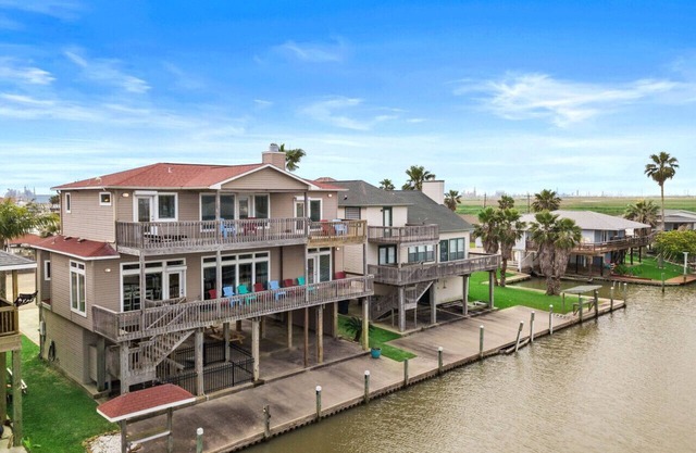 Fisherman’s Dream: Canal Front Home & Views