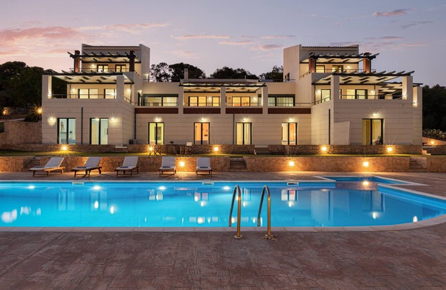 Five Bedrooms, 6 Bathrooms House with Communal Pool