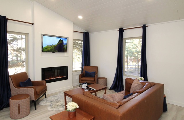 Five cabins on one property, Fire Pit, Free Sledding, BBQ, A/C