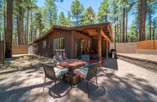 Flagstaff Cabin Retreat Nestled in the Quiet surround of Ponderosa Pines