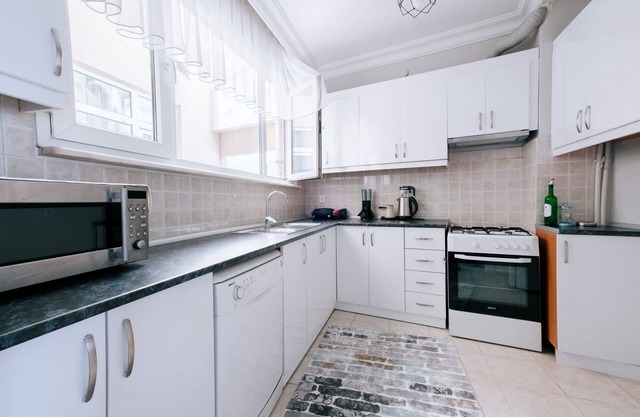 Flat w Balcony 3 min to Moda, 7 min to Bull Statue