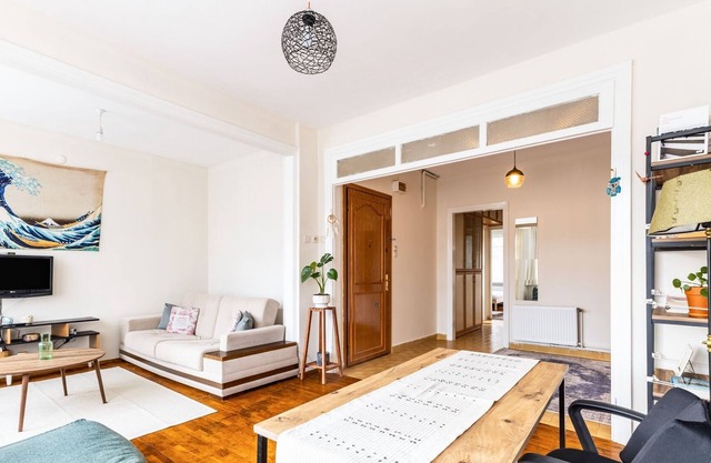 Flat w Balcony in Central Kadikoy Near Bull Statue