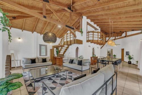 Fliphaus Wine Country Villa 20 pax 9 Bd Pool & Jacuzzi