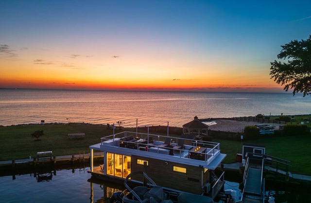 FLOHOM 14 Luxury Houseboat with Chesapeake Bay Panoramic Views