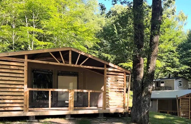 Flower Camping La Plage * - NOUVEAUTE : Cabane toilée Cotton Flower Confort 28m² (2 chambres) + TV + terrasse couverte 16m² 5 personnes