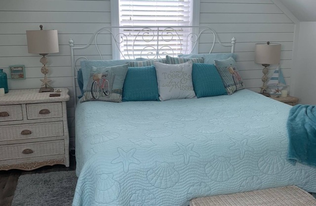 Flowertown Cottage (4 Bed, 3.5 Bath, Full Kitchen, Living, Dining, Laundry)