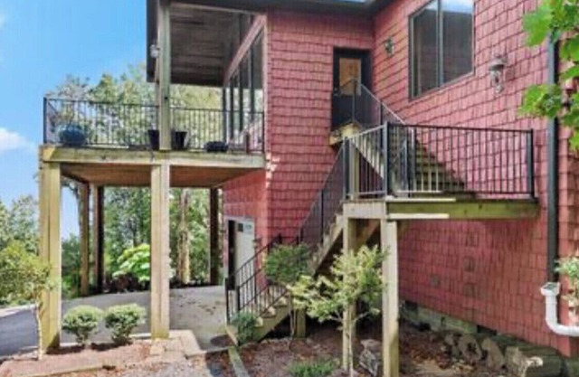 Flyin' High: A Rustic Luxury Mountain Getaway with Amazing Views