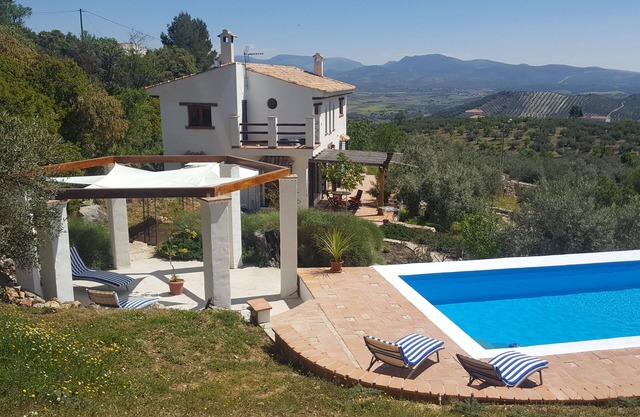 For a quality place near Granada, large swimming pool