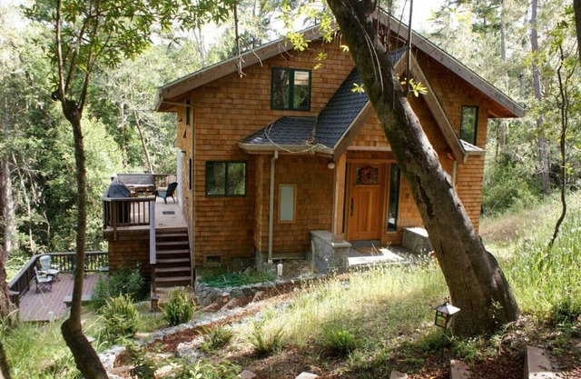 Forest Getaway Cozy, Inviting Cabin w Deck