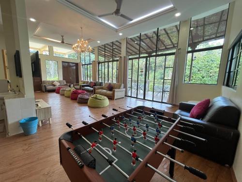 Forest Lodge, Radiant Janda Baik