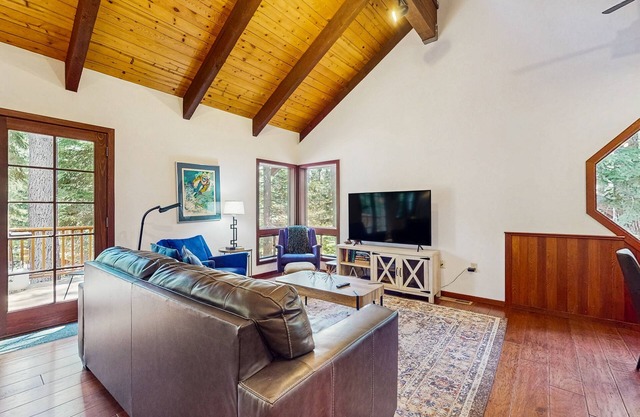 Forest-view home with 3 decks, fast WiFi, pool & hot tub access