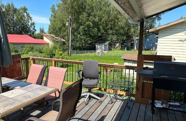 Forget Me Not Home by Airport Upstairs with Deck